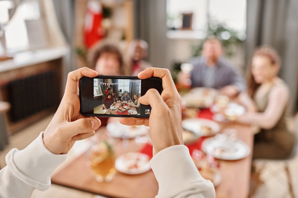 Groupe de personnes utilisant un smartphone, illustration de PicRelay